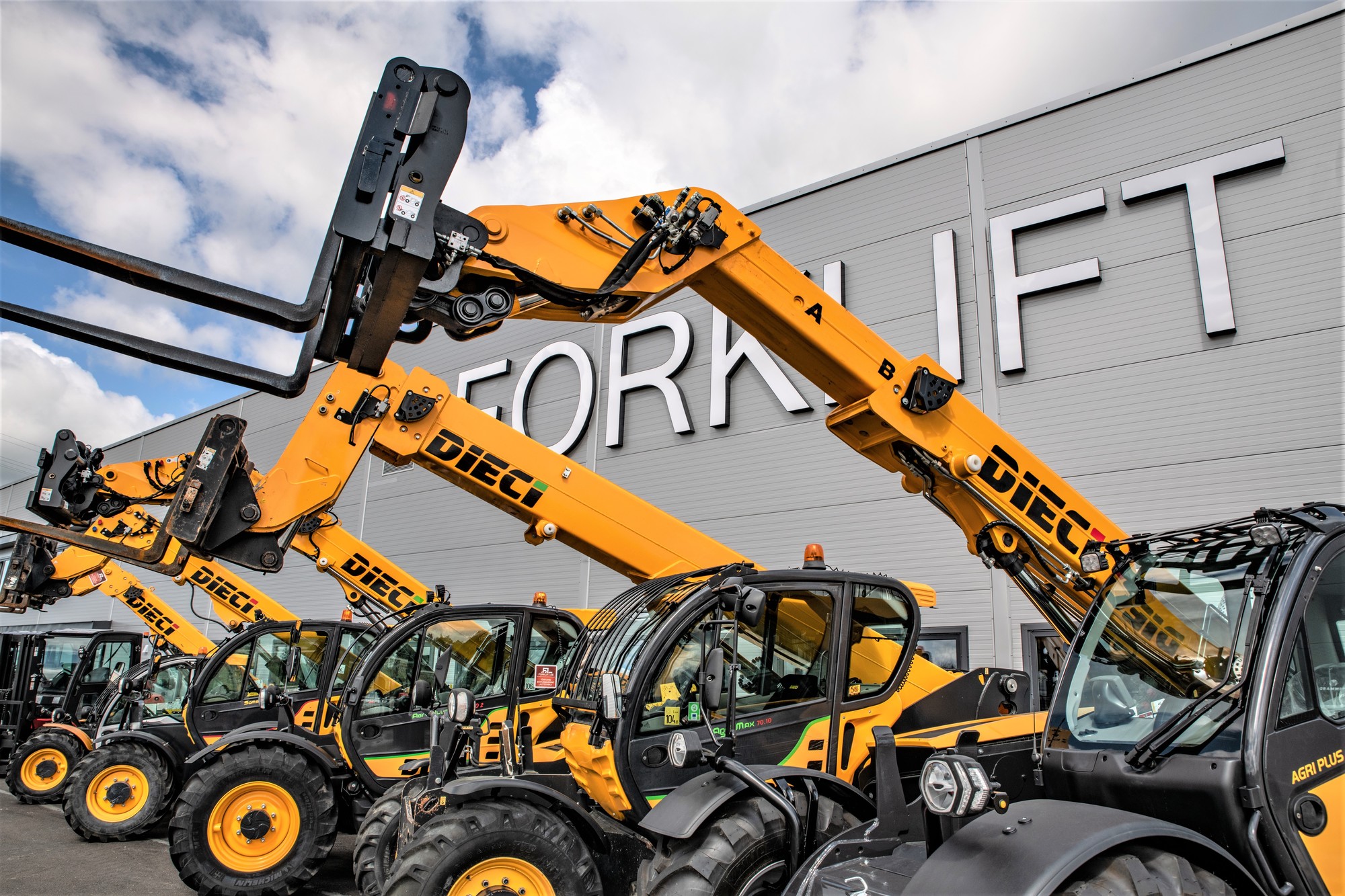 FORKLIFT OU - Строительная техника HITACHI undefined: фото 1
