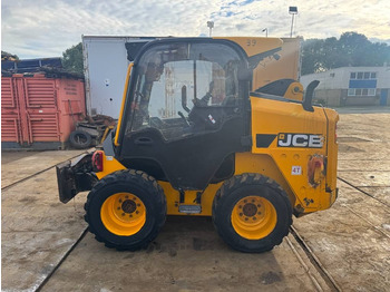 Мини-погрузчик с бортовым поворотом JCB