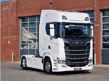 Тягач SCANIA