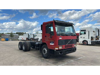 Грузовик-шасси Volvo FL 7 - 260 (6X4 / LAMES / POMPE MANUELLE / MANUAL PUMP / STEEL SUSP.): фото 2