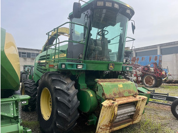 Кормоуборочный комбайн JOHN DEERE 7700