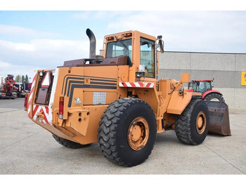 Колёсный погрузчик CASE