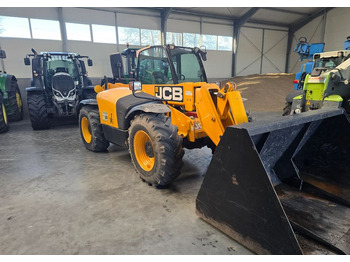Телескопический погрузчик JCB