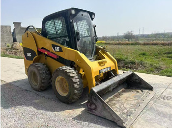 Мини-погрузчик с бортовым поворотом CATERPILLAR