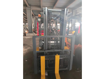 Дизельный погрузчик KOMATSU FD30: фото 4 Дизельный погрузчик KOMATSU FD30: фото 4