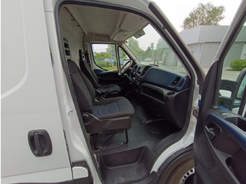 Фото интерьера 1: Цельнометаллический фургон IVECO Daily 35S14N 12m3 Фото интерьера 1: Цельнометаллический фургон IVECO Daily 35S14N 12m3