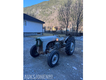 Трактор MASSEY FERGUSON
