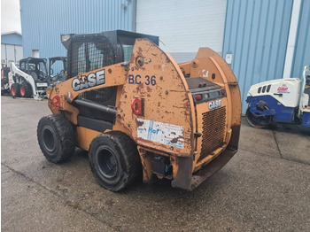 Мини-погрузчик с бортовым поворотом Case SR 250: фото 4 Мини-погрузчик с бортовым поворотом Case SR 250: фото 4