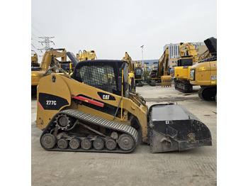 Мини-погрузчик с бортовым поворотом CATERPILLAR