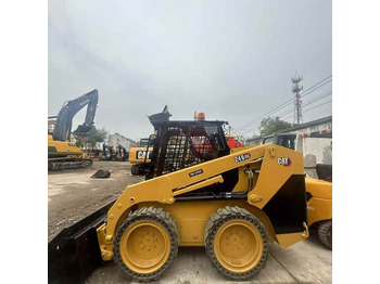 Мини-погрузчик с бортовым поворотом CATERPILLAR