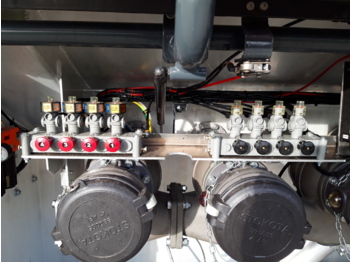 Грузовик-цистерна VOLVO FM: фото 3