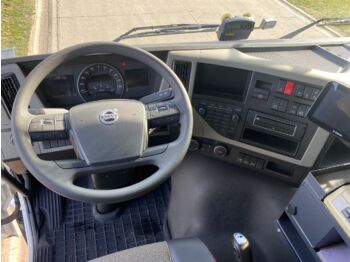 Фото интерьера 1: Грузовик-цистерна VOLVO FM430HP