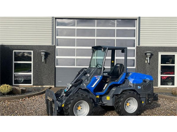 Компактный фронтальный погрузчик