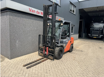 Дизельный погрузчик Toyota 02-8 FDF 30: фото 3 Дизельный погрузчик Toyota 02-8 FDF 30: фото 3