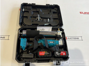 Строительное оборудование Boss 21 Volt Lithium Battery Cordless Grease Gun, 2 Batteries, Charger, Case, Shoulder Strap, Extension Pieces and Fittings: фото 2