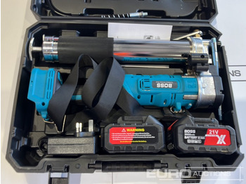 Строительное оборудование Boss 21 Volt Lithium Battery Cordless Grease Gun, 2 Batteries, Charger, Case, Shoulder Strap, Extension Pieces and Fittings: фото 4
