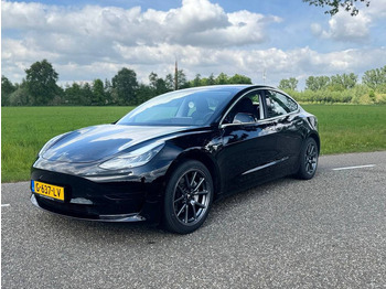 Седан TESLA