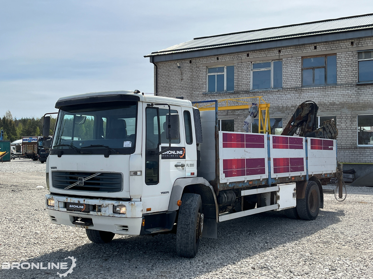 2000 Volvo FL220 4x2 + Hiab 102-4 - Грузовик бортовой/ Платформа, Автоманипулятор: фото 2 2000 Volvo FL220 4x2 + Hiab 102-4 - Грузовик бортовой/ Платформа, Автоманипулятор: фото 2