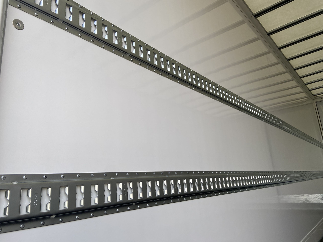 Möslein TKO 105 D 6m weiß Tandem- Koffer, Durchladbar, -- Neufahrzeug -- - Прицеп-фургон: фото 4 Möslein TKO 105 D 6m weiß Tandem- Koffer, Durchladbar, -- Neufahrzeug -- - Прицеп-фургон: фото 4