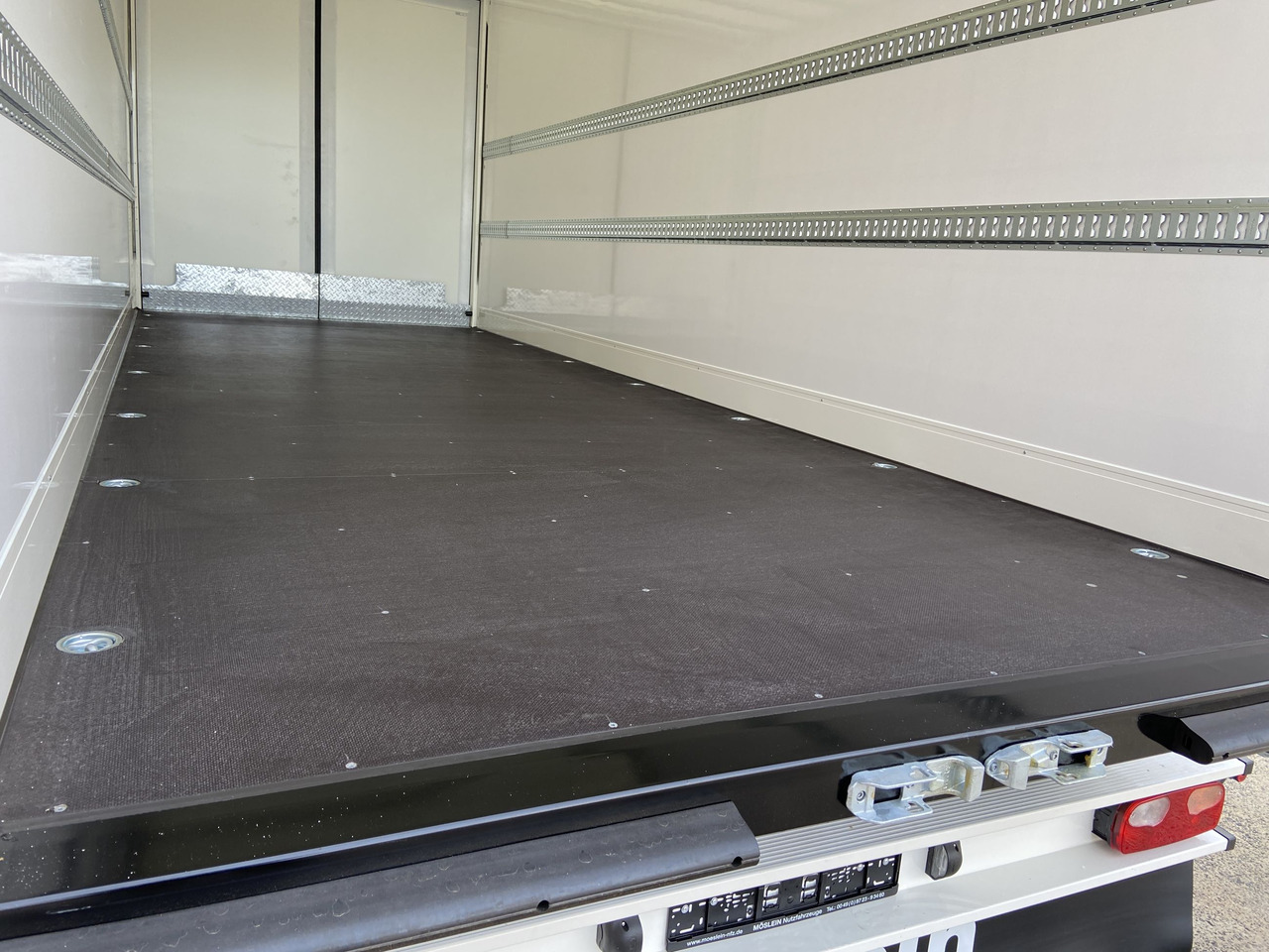 Möslein TKO 105 D 6m weiß Tandem- Koffer, Durchladbar, -- Neufahrzeug -- - Прицеп-фургон: фото 3 Möslein TKO 105 D 6m weiß Tandem- Koffer, Durchladbar, -- Neufahrzeug -- - Прицеп-фургон: фото 3