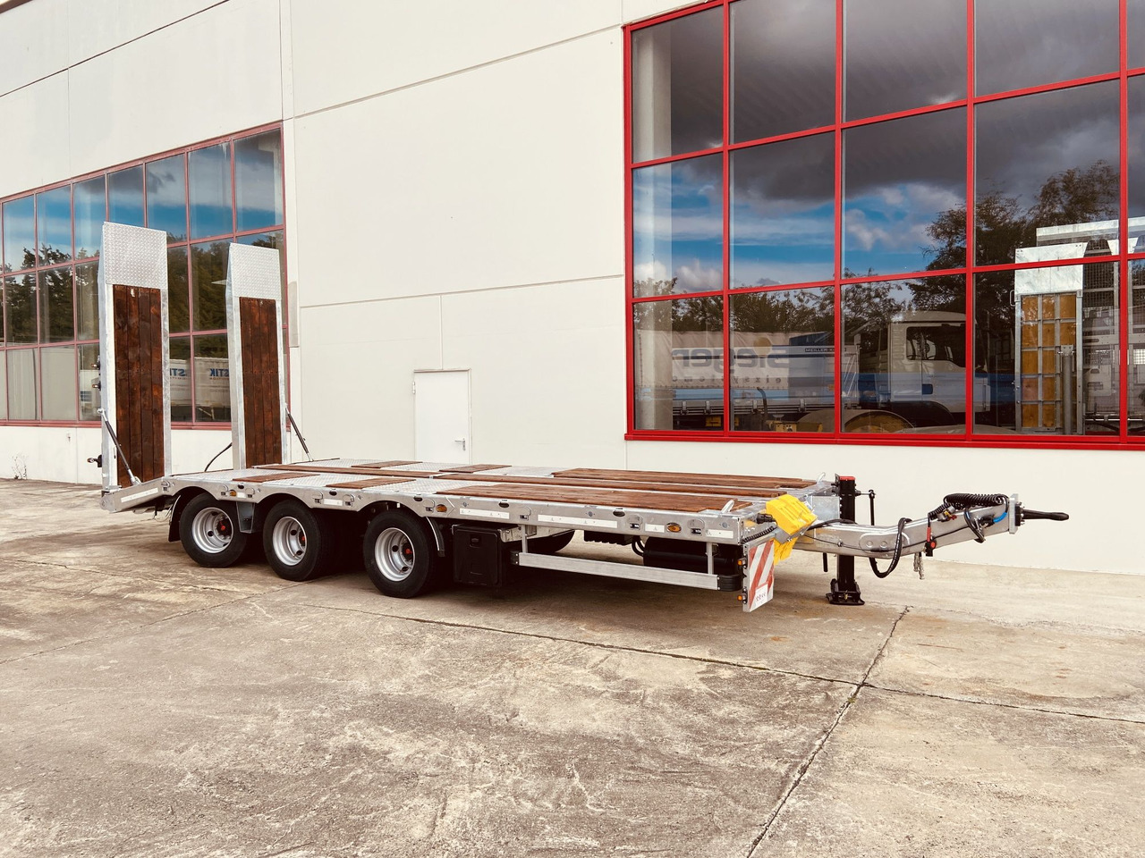 Möslein TT 31 F 31 t GG Tridem- Tieflader 3 Achs, gelenktNeufahrzeug - Низкорамный прицеп: фото 2 Möslein TT 31 F 31 t GG Tridem- Tieflader 3 Achs, gelenktNeufahrzeug - Низкорамный прицеп: фото 2