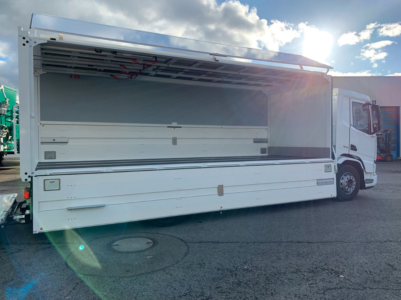 DAF FA XD 370 zikun Swing-Board-Aufbau - Грузовик для перевозки напитков: фото 4 DAF FA XD 370 zikun Swing-Board-Aufbau - Грузовик для перевозки напитков: фото 4