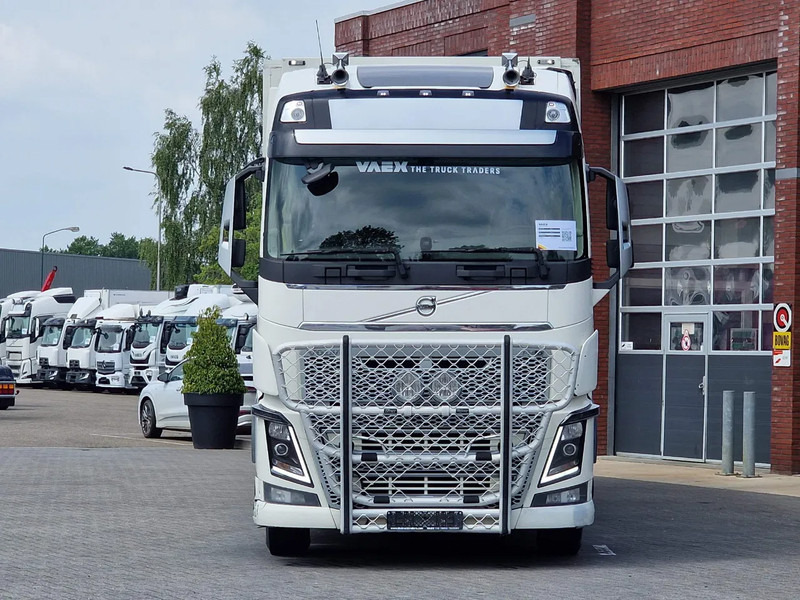 Volvo FH 16.750 6x6/6x4 2 deck livestock - Full air - VEB + - Грузовик для перевозки животных: фото 3 Volvo FH 16.750 6x6/6x4 2 deck livestock - Full air - VEB + - Грузовик для перевозки животных: фото 3