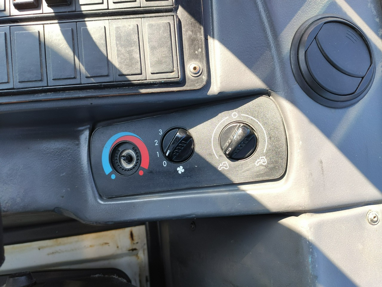 Компактный фронтальный погрузчик Liebherr L 506 STEREO Szybkozłącze / Łyżka Krokodyl + Widły Waga 6300kg: фото 29 Компактный фронтальный погрузчик Liebherr L 506 STEREO Szybkozłącze / Łyżka Krokodyl + Widły Waga 6300kg: фото 29