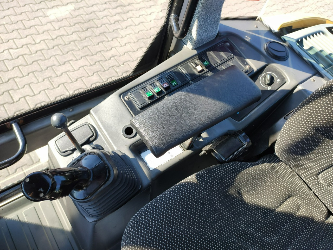 Компактный фронтальный погрузчик Liebherr L 506 STEREO Szybkozłącze / Łyżka Krokodyl + Widły Waga 6300kg: фото 28 Компактный фронтальный погрузчик Liebherr L 506 STEREO Szybkozłącze / Łyżka Krokodyl + Widły Waga 6300kg: фото 28