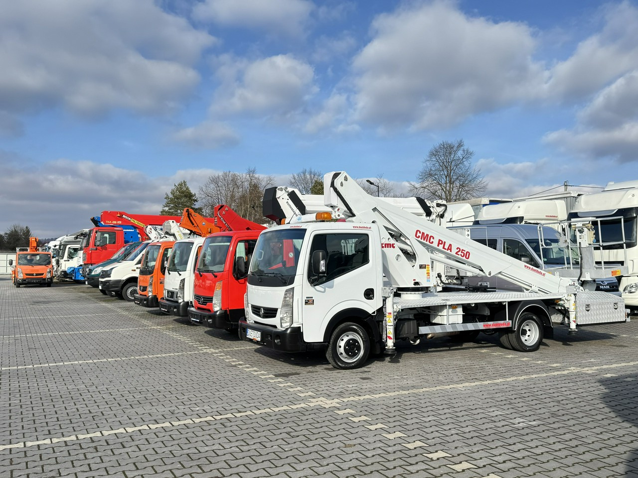 Renault Maxity - Грузовик с подъемником: фото 1 Renault Maxity - Грузовик с подъемником: фото 1