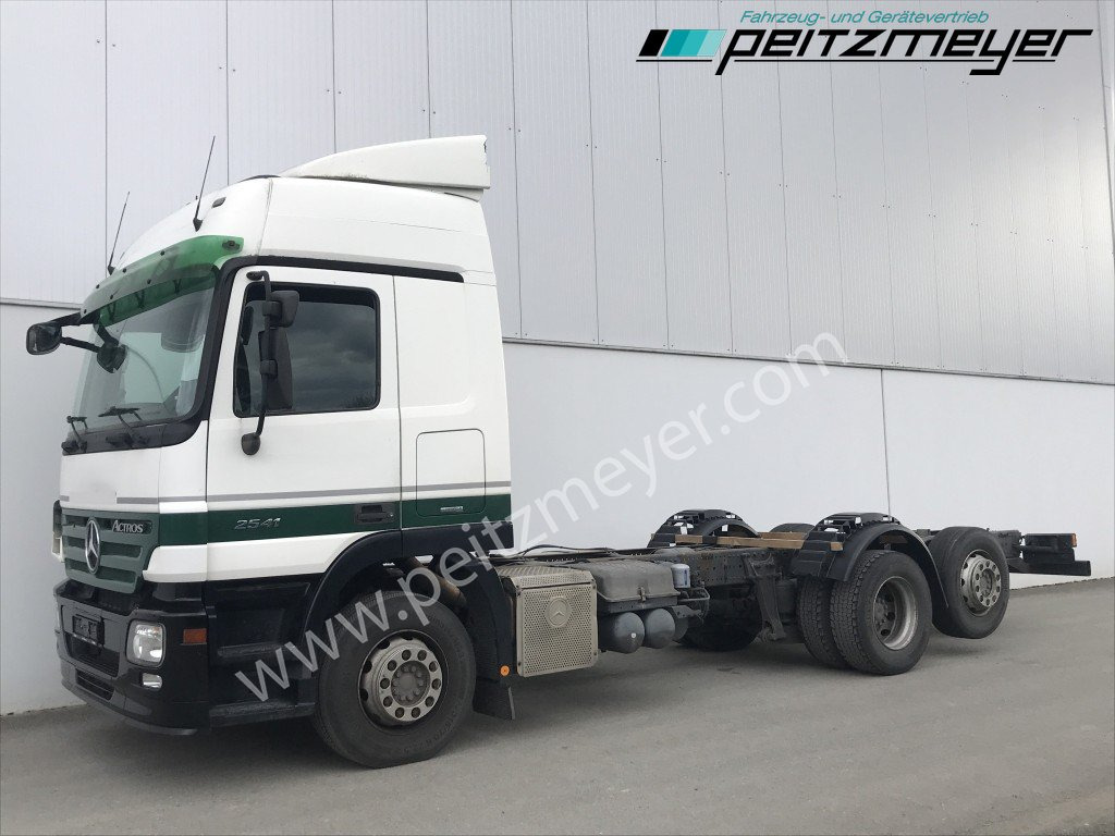 MERCEDES-BENZ Actros 2541 L Fahrgestell, 3 Pedale, MP2, Klima Blatt/Luft - Грузовик-шасси: фото 1 MERCEDES-BENZ Actros 2541 L Fahrgestell, 3 Pedale, MP2, Klima Blatt/Luft - Грузовик-шасси: фото 1