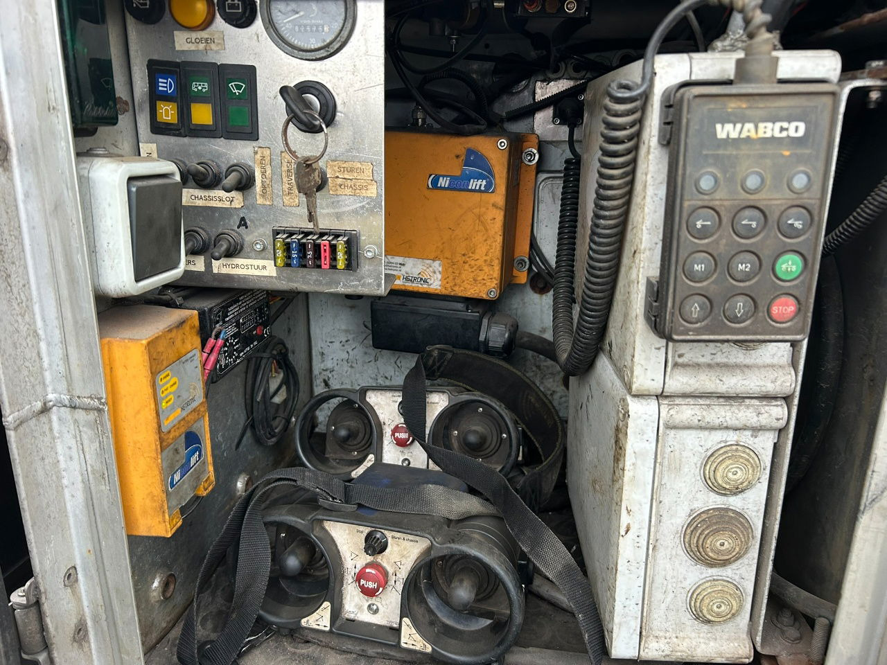 Hammar 195 HC / 20 ft, 2 x 20 ft 40 ft HC, power pack Diesel, Wireless controller 2 x, telescopic chassis - Полуприцеп-контейнеровоз/ Сменный кузов: фото 5 Hammar 195 HC / 20 ft, 2 x 20 ft 40 ft HC, power pack Diesel, Wireless controller 2 x, telescopic chassis - Полуприцеп-контейнеровоз/ Сменный кузов: фото 5