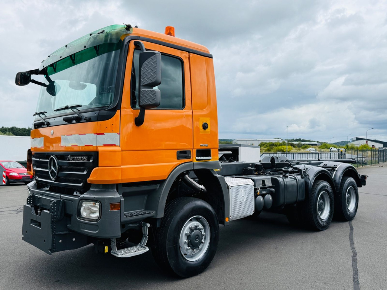 Mercedes-Benz Actros 3341 6x6 Hydraulikpumpe + Tank - Грузовик-шасси: фото 1 Mercedes-Benz Actros 3341 6x6 Hydraulikpumpe + Tank - Грузовик-шасси: фото 1
