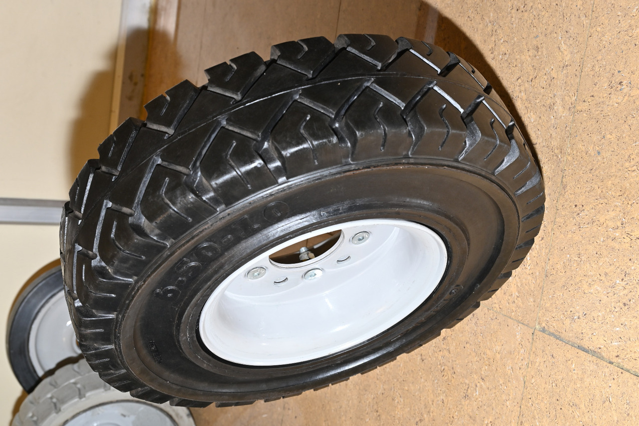 EuroSolid 6.00-9 - Шины и диски для Багажных тягачей: фото 1 EuroSolid 6.00-9 - Шины и диски для Багажных тягачей: фото 1