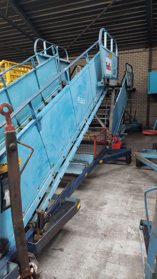 Passenger Stairs SACO 2-2.80 - Пассажирский трап: фото 4 Passenger Stairs SACO 2-2.80 - Пассажирский трап: фото 4