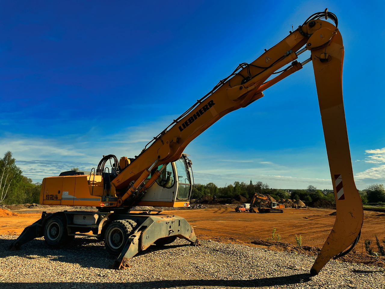 LIEBHERR A924C LITRONIC - Строительная техника: фото 1 LIEBHERR A924C LITRONIC - Строительная техника: фото 1