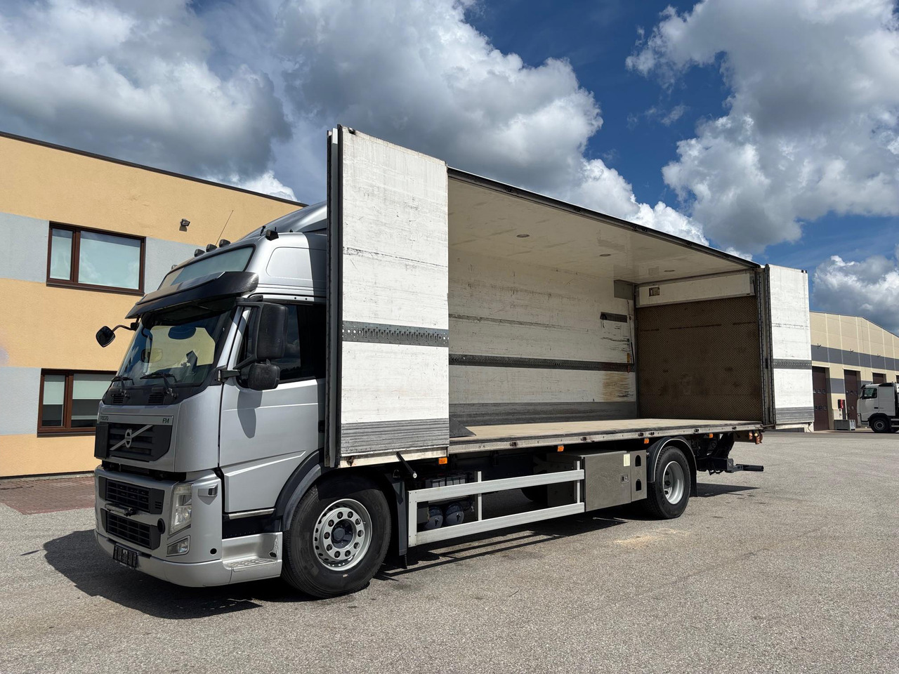VOLVO FM330 - Грузовик с закрытым кузовом: фото 4 VOLVO FM330 - Грузовик с закрытым кузовом: фото 4