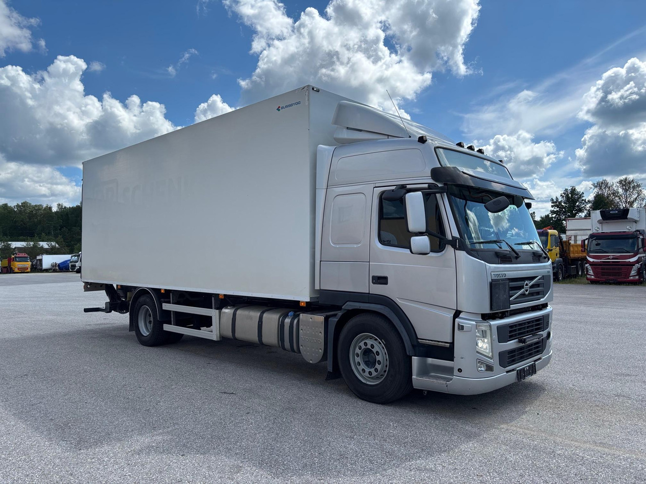 VOLVO FM330 - Грузовик с закрытым кузовом: фото 1 VOLVO FM330 - Грузовик с закрытым кузовом: фото 1