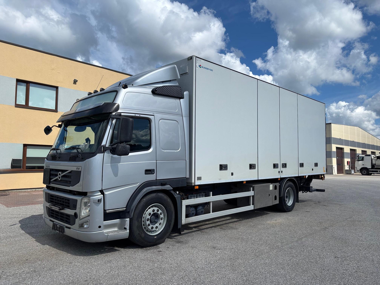 VOLVO FM330 - Грузовик с закрытым кузовом: фото 3 VOLVO FM330 - Грузовик с закрытым кузовом: фото 3