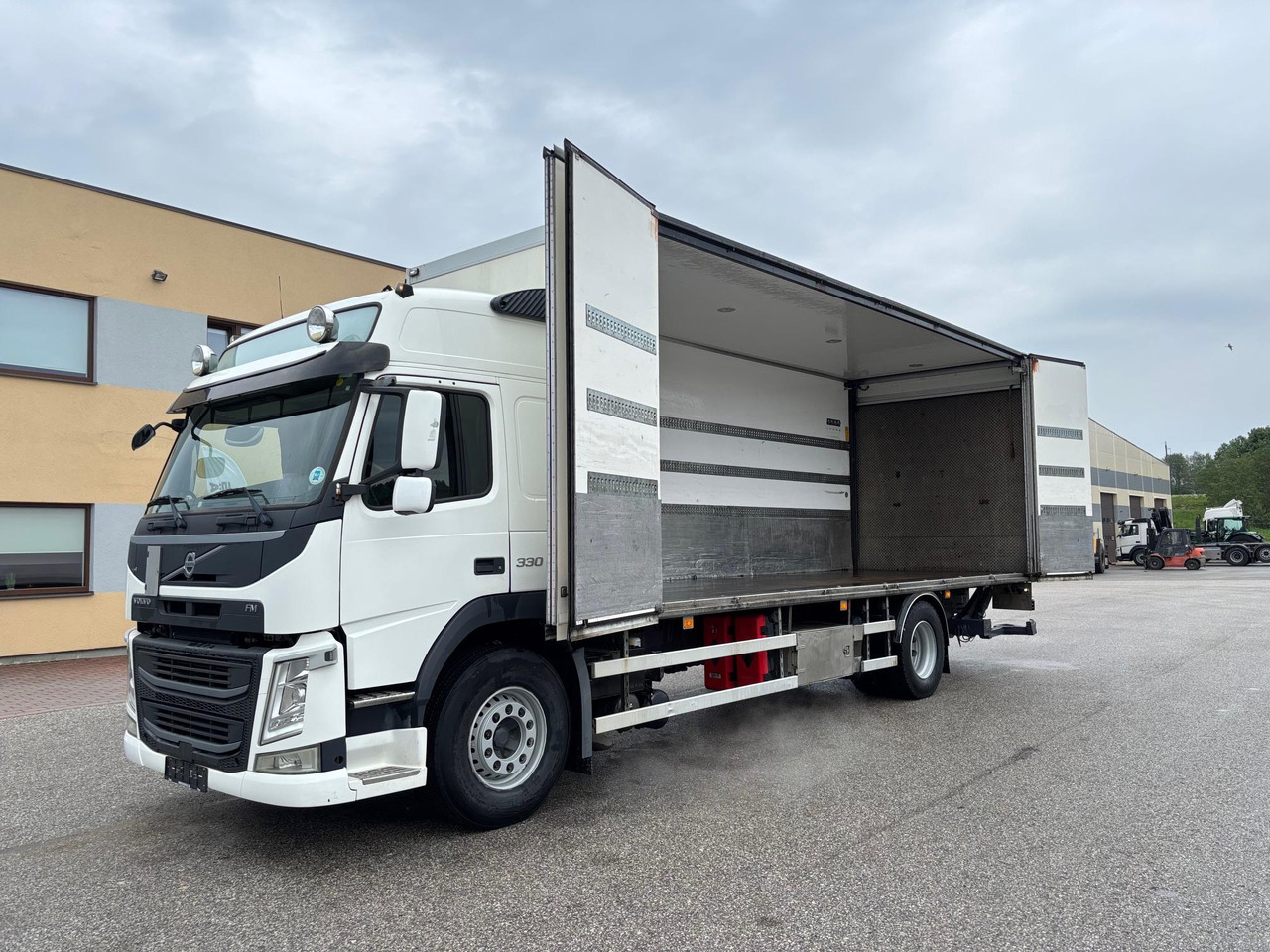 VOLVO FM330 - Грузовик с закрытым кузовом: фото 4 VOLVO FM330 - Грузовик с закрытым кузовом: фото 4