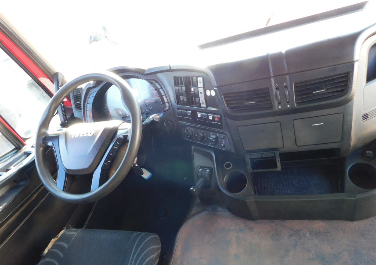Фото интерьера 1: Самосвал Iveco Trakker 450