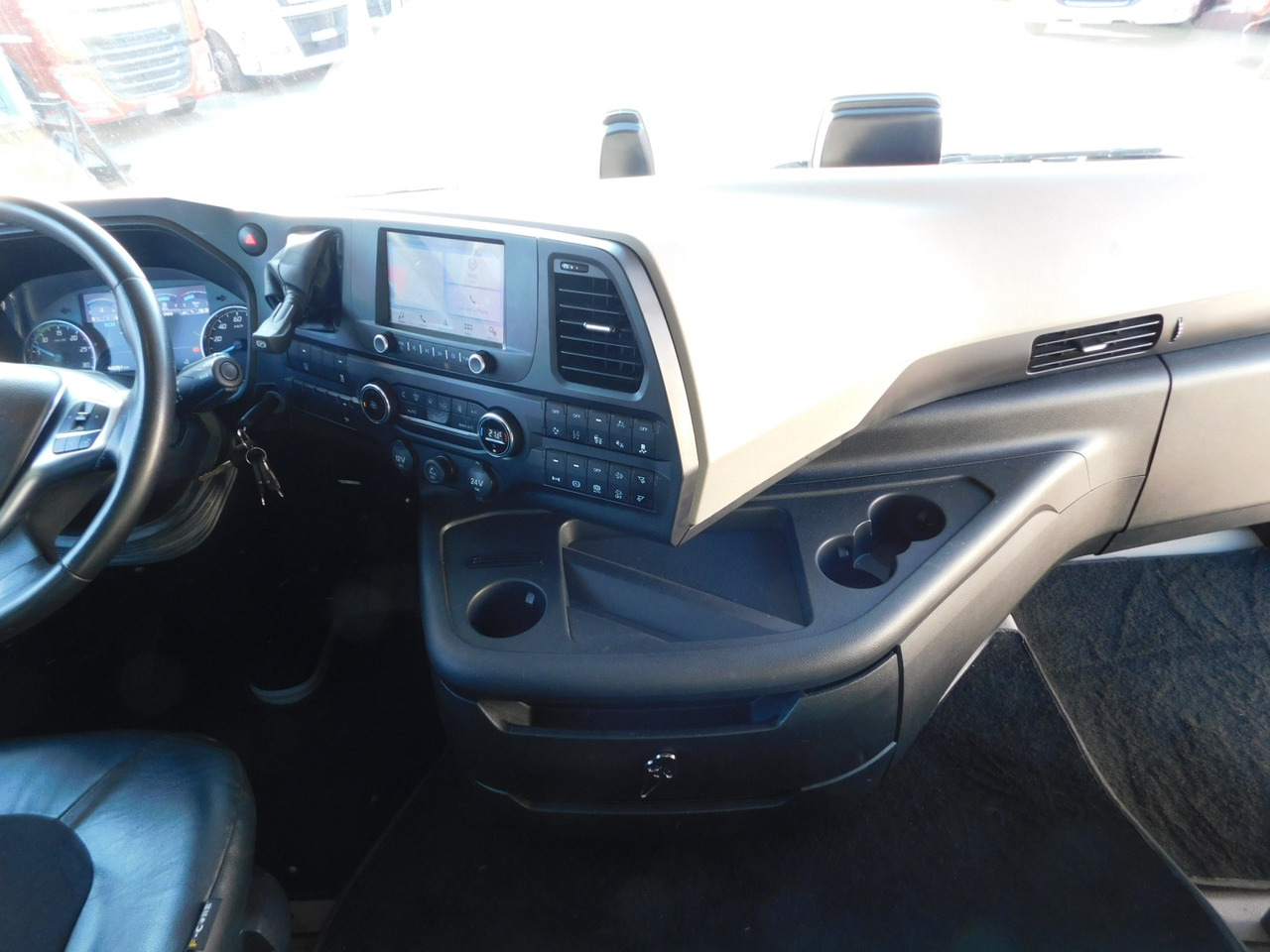 Фото интерьера 2: Тягач Ford F max 4x2 scab e6 12tx2620