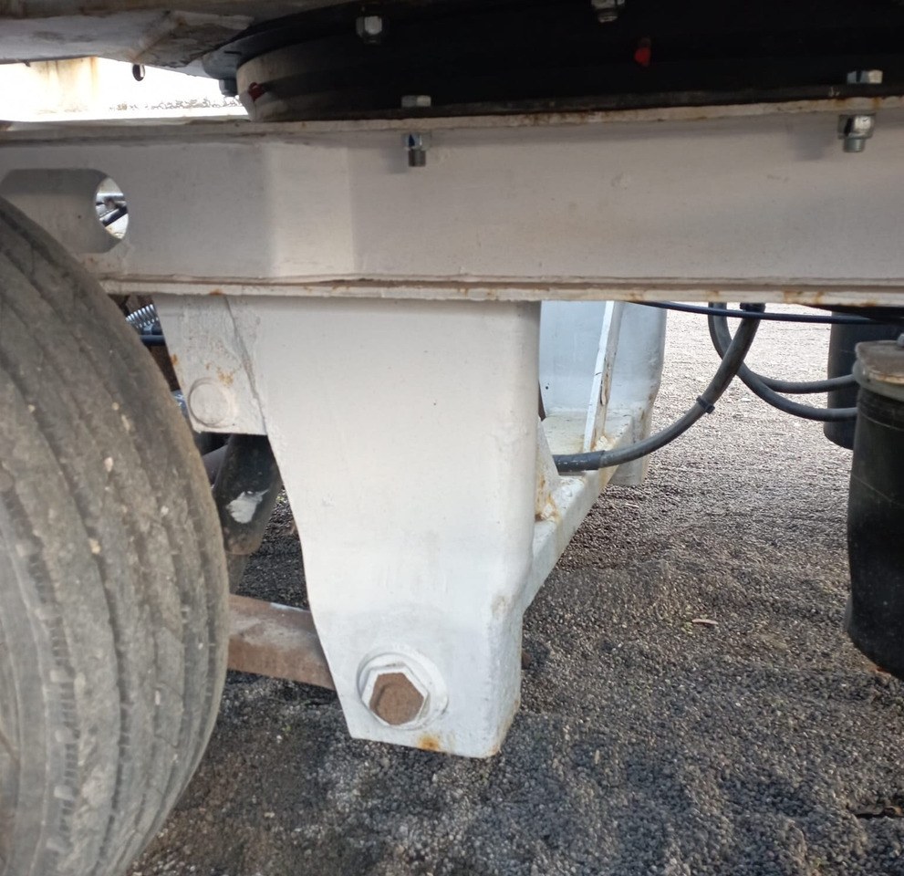 AT 400 AT 400, Verbr. auf 3m, Radmulden, hydr. Rampen - Низкорамный прицеп: фото 4 AT 400 AT 400, Verbr. auf 3m, Radmulden, hydr. Rampen - Низкорамный прицеп: фото 4