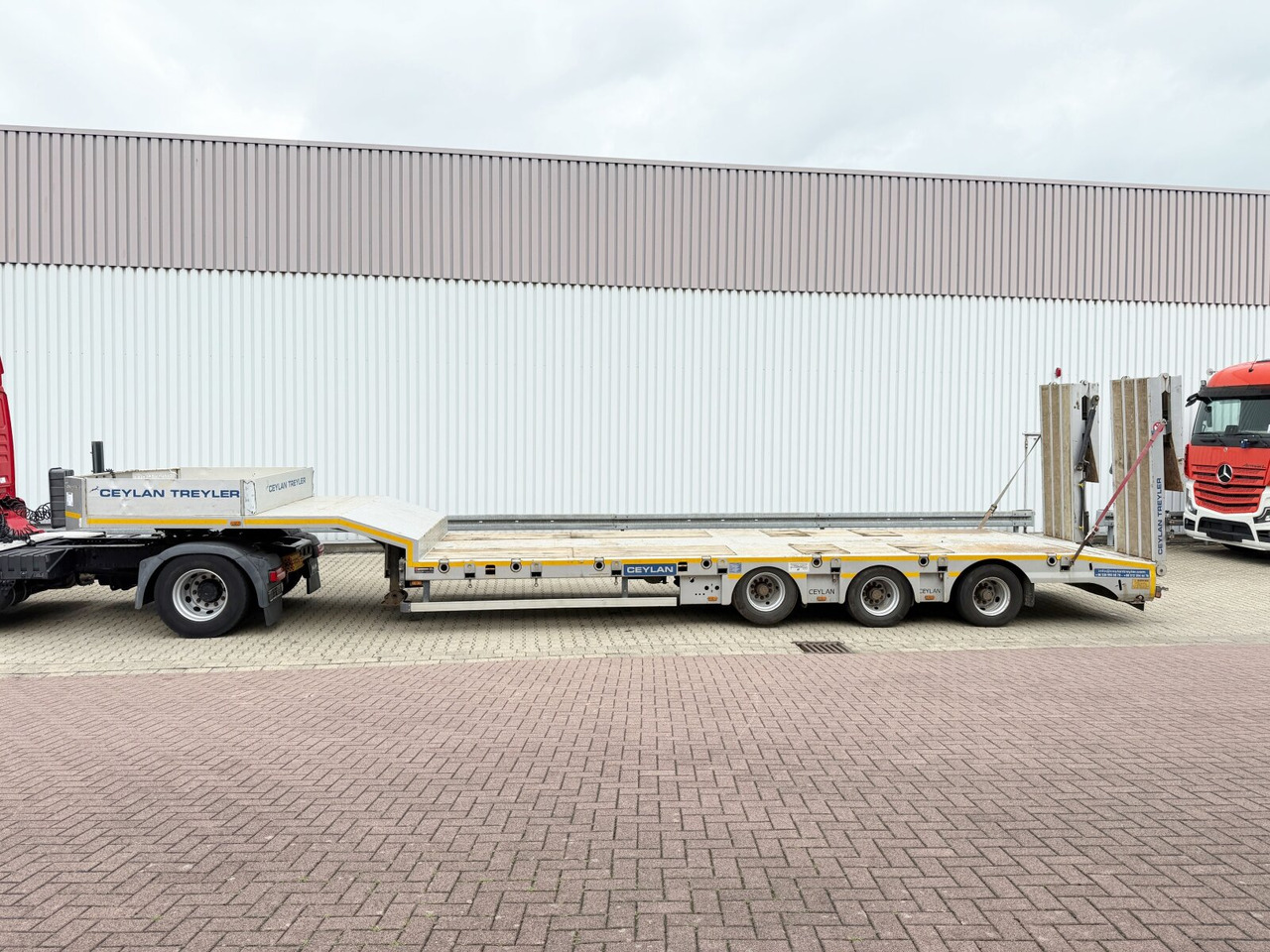 Низкорамный полуприцеп для транспортировки тяжёлой техники CYL 3 CYL 3, mit Lift-/Lenkachse, faltbare Rampen: фото 10 Низкорамный полуприцеп для транспортировки тяжёлой техники CYL 3 CYL 3, mit Lift-/Lenkachse, faltbare Rampen: фото 10