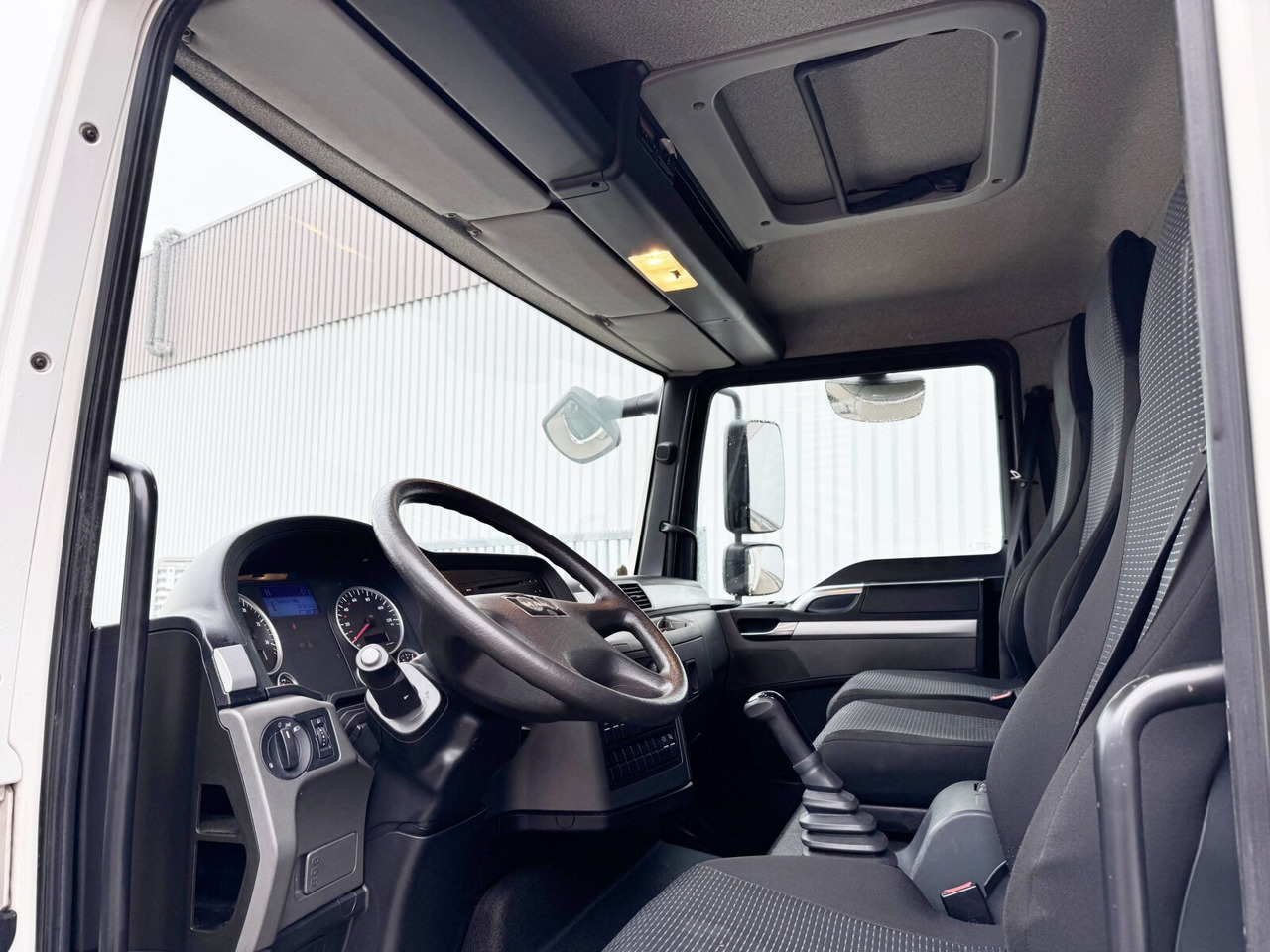 MAN TGL 8.150/180 4x2 BL TGL 8.150/180 4x2 BL, Möbelkoffer mit Rolltor - Грузовик с закрытым кузовом: фото 4 MAN TGL 8.150/180 4x2 BL TGL 8.150/180 4x2 BL, Möbelkoffer mit Rolltor - Грузовик с закрытым кузовом: фото 4