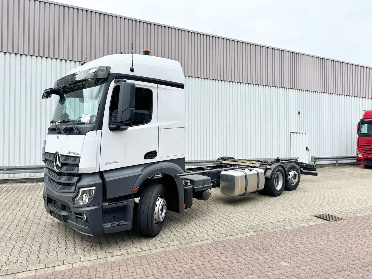 Mercedes-Benz Actros 2545 L 6x2 Actros 2545 L 6x2, Lenk-/Liftachse, StreamSpace, MultimediaCockpit - Грузовик-шасси: фото 1 Mercedes-Benz Actros 2545 L 6x2 Actros 2545 L 6x2, Lenk-/Liftachse, StreamSpace, MultimediaCockpit - Грузовик-шасси: фото 1