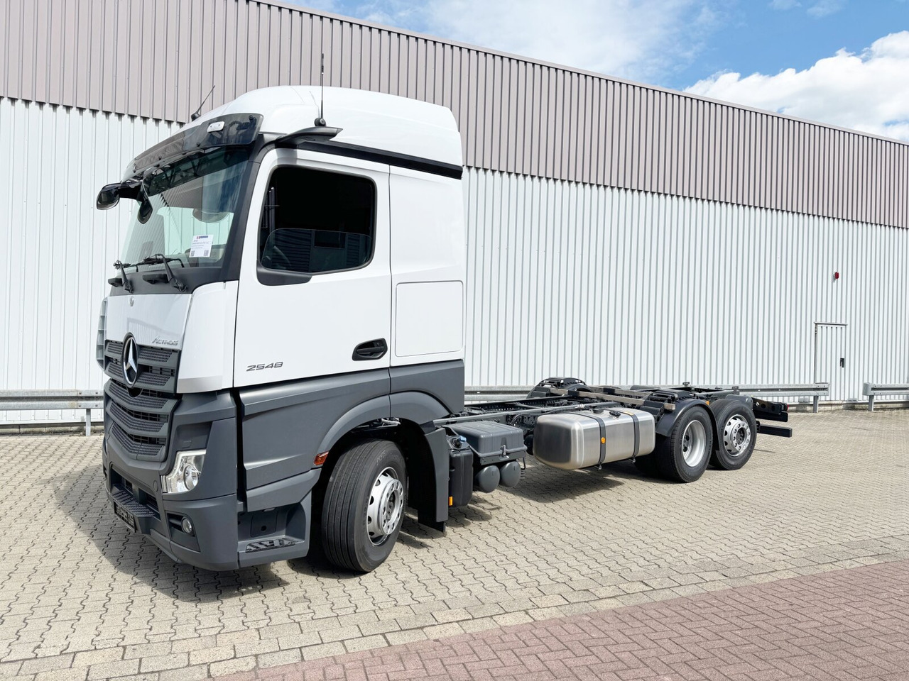 Mercedes-Benz Actros 2548 L 6x2 Actros 2548 L 6x2, Retarder, Lenk-/Liftachse, Navi, MirrorCam, MultimediaCockpit - Грузовик-шасси: фото 1 Mercedes-Benz Actros 2548 L 6x2 Actros 2548 L 6x2, Retarder, Lenk-/Liftachse, Navi, MirrorCam, MultimediaCockpit - Грузовик-шасси: фото 1