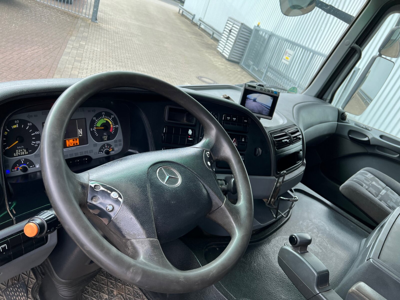 Фото интерьера 3: Самосвал Mercedes-Benz Actros 2644/48 K 6x4 Actros 2644/48 K 6x4, Stahlmulde ca. 14m³