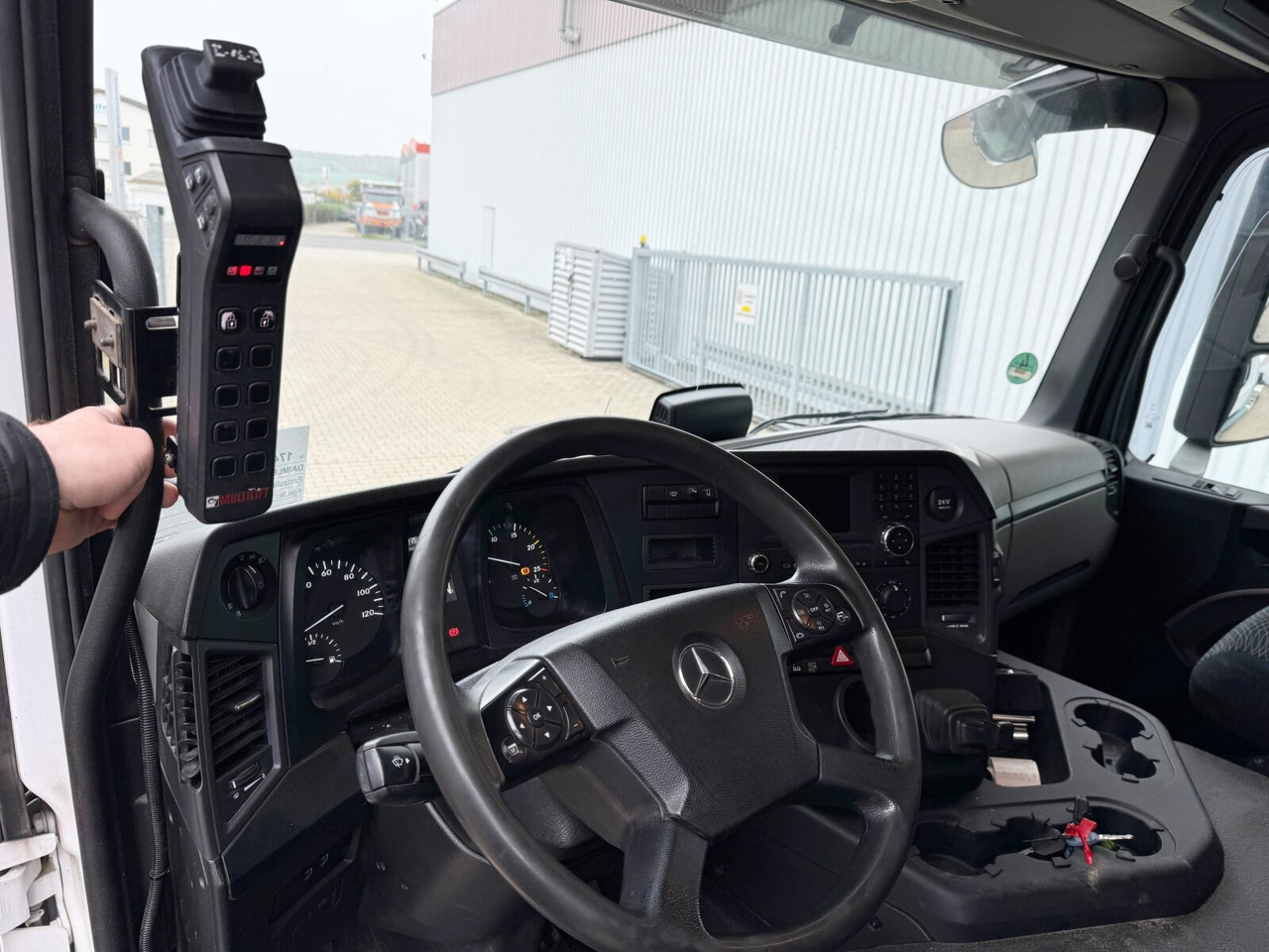 Mercedes-Benz Antos 2536 L 6x2 Antos 2536 L 6x2, Liftachse, Hiab XR 21S61 bis 7 m Container - Крюковой мультилифт: фото 4 Mercedes-Benz Antos 2536 L 6x2 Antos 2536 L 6x2, Liftachse, Hiab XR 21S61 bis 7 m Container - Крюковой мультилифт: фото 4