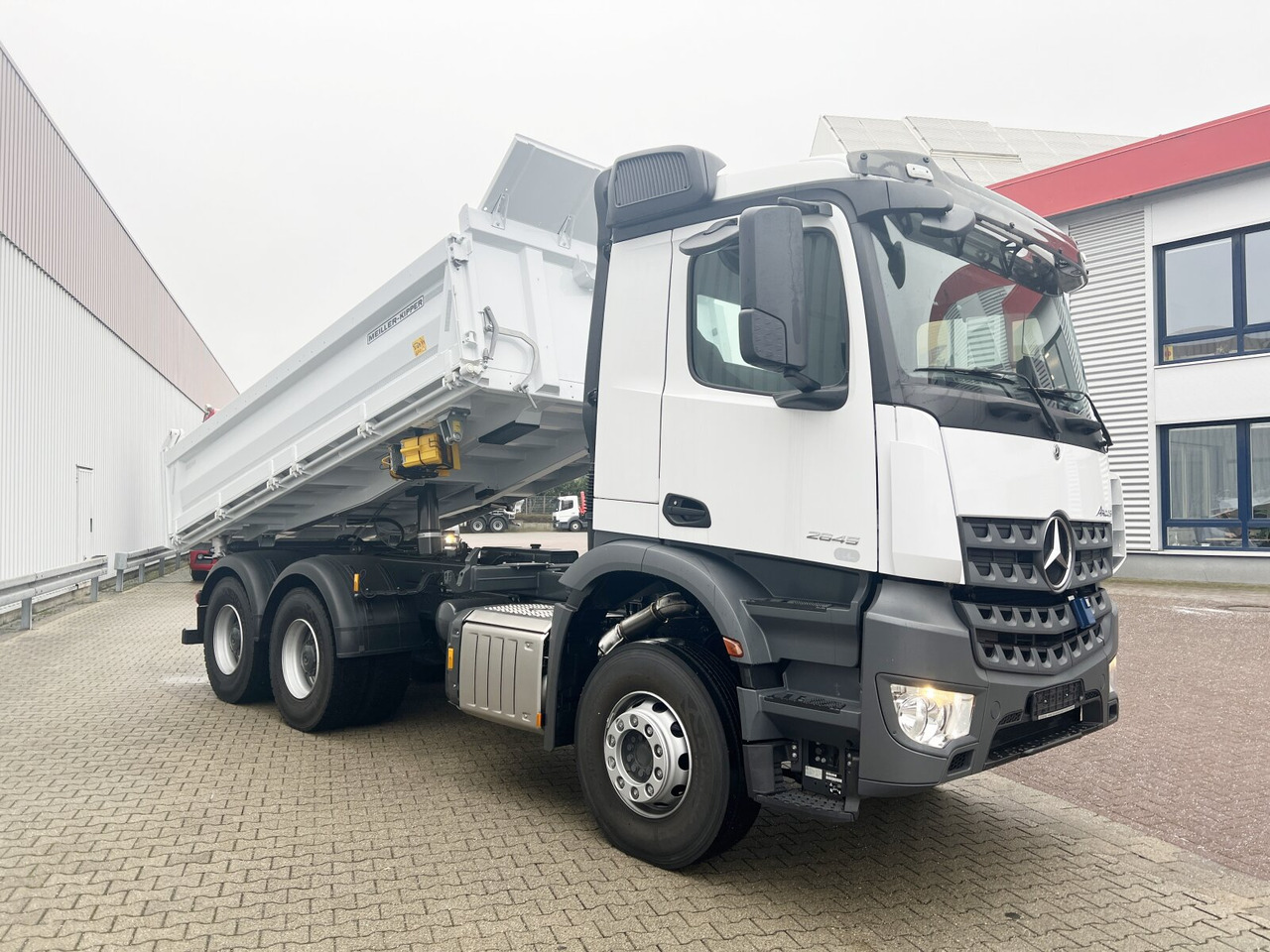 Новый Самосвал Mercedes-Benz Arocs 2645 K 6x4 Arocs 2645 K 6x4, MultimediaCockpit, Bordmatik links: фото 8 Новый Самосвал Mercedes-Benz Arocs 2645 K 6x4 Arocs 2645 K 6x4, MultimediaCockpit, Bordmatik links: фото 8